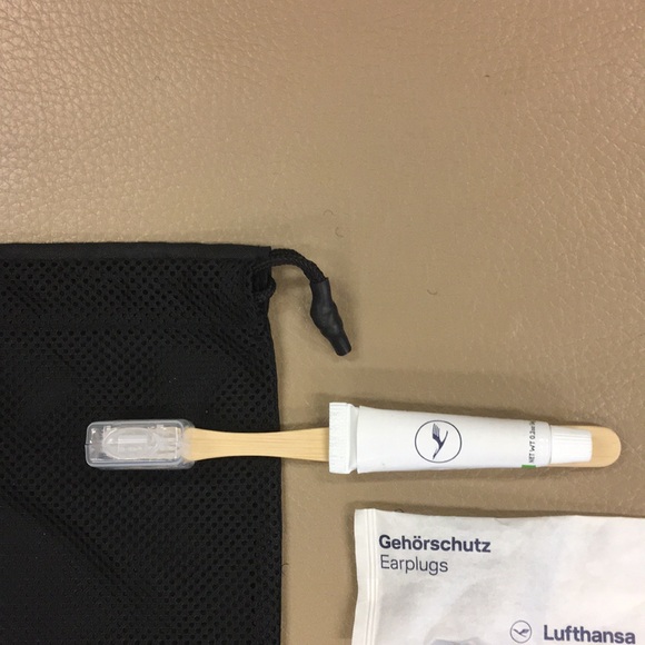 Lufthansa Toiletry Bag - Picture 5 of 9